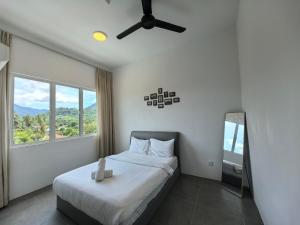 En eller flere senge i et værelse på Simfoni Hillview Premium Homestay 04