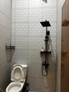 Ένα μπάνιο στο ADS House Padalarang - Guesthouse Aesthetic +22 φωτογραφίες
