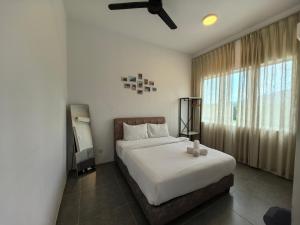 Ένα ή περισσότερα κρεβάτια σε δωμάτιο στο Simfoni Hillview Premium Homestay 05