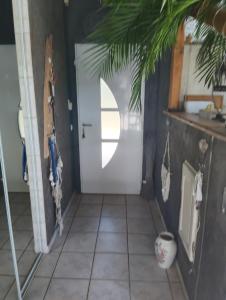 pasillo con puerta blanca y suelo de baldosa en Villa Besne, en Thuir 17 fotos más