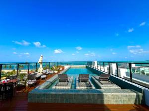 a swimming pool on the roof of a building at Flat Lindo e Espaçoso com Varanda e Vista Mar in João Pessoa
