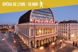 ein Bild eines Gebäudes mit einem Schild mit der Aufschrift „Open lbw min“ in der Unterkunft Duplex central à Lyon pour 5 personnes in Lyon