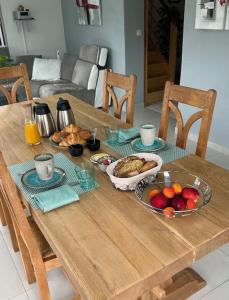 una mesa de madera con comida encima en Gwalarn, en Plouguerneau