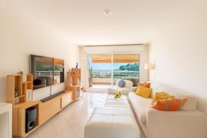 Un televizor și/sau centru de divertisment la High-end Residence With Pool And Panoramic Views