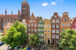 een groep kleurrijke gebouwen in een stad bij Blue Mandarin Old Town in Gdańsk