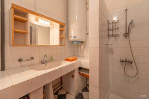 Kúpeľňa v ubytovaní Au cœur de Bruniquel - Magnifique villa en pierres pour 7 personnes - Piscine privée - Poêle - Vue imprenable sur le village - Jardin - Garage