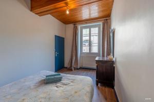 Posteľ alebo postele v izbe v ubytovaní Au cœur de Bruniquel - Magnifique villa en pierres pour 7 personnes - Piscine privée - Poêle - Vue imprenable sur le village - Jardin - Garage
