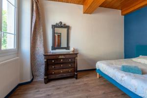 Posteľ alebo postele v izbe v ubytovaní Au cœur de Bruniquel - Magnifique villa en pierres pour 7 personnes - Piscine privée - Poêle - Vue imprenable sur le village - Jardin - Garage