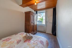 Posteľ alebo postele v izbe v ubytovaní Au cœur de Bruniquel - Magnifique villa en pierres pour 7 personnes - Piscine privée - Poêle - Vue imprenable sur le village - Jardin - Garage