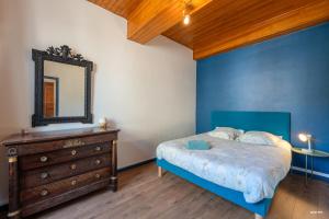 Posteľ alebo postele v izbe v ubytovaní Au cœur de Bruniquel - Magnifique villa en pierres pour 7 personnes - Piscine privée - Poêle - Vue imprenable sur le village - Jardin - Garage