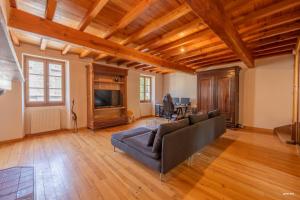 Televízia a/alebo spoločenská miestnosť v ubytovaní Au cœur de Bruniquel - Magnifique villa en pierres pour 7 personnes - Piscine privée - Poêle - Vue imprenable sur le village - Jardin - Garage