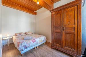 Posteľ alebo postele v izbe v ubytovaní Au cœur de Bruniquel - Magnifique villa en pierres pour 7 personnes - Piscine privée - Poêle - Vue imprenable sur le village - Jardin - Garage