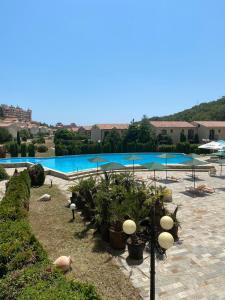 Bazén v ubytování Apartment 300m from private beach VILA ROMANA Royal Castle nebo v jeho okolí