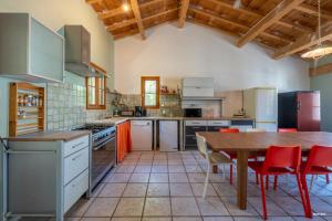 Kuchyňa alebo kuchynka v ubytovaní Au cœur de Bruniquel - Magnifique villa en pierres pour 7 personnes - Piscine privée - Poêle - Vue imprenable sur le village - Jardin - Garage