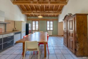 Kuchyňa alebo kuchynka v ubytovaní Au cœur de Bruniquel - Magnifique villa en pierres pour 7 personnes - Piscine privée - Poêle - Vue imprenable sur le village - Jardin - Garage