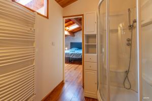 Posteľ alebo postele v izbe v ubytovaní Au cœur de Bruniquel - Magnifique villa en pierres pour 7 personnes - Piscine privée - Poêle - Vue imprenable sur le village - Jardin - Garage