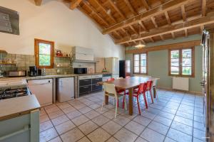 Kuchyňa alebo kuchynka v ubytovaní Au cœur de Bruniquel - Magnifique villa en pierres pour 7 personnes - Piscine privée - Poêle - Vue imprenable sur le village - Jardin - Garage
