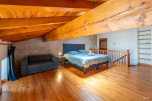 Posteľ alebo postele v izbe v ubytovaní Au cœur de Bruniquel - Magnifique villa en pierres pour 7 personnes - Piscine privée - Poêle - Vue imprenable sur le village - Jardin - Garage
