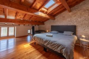 Posteľ alebo postele v izbe v ubytovaní Au cœur de Bruniquel - Magnifique villa en pierres pour 7 personnes - Piscine privée - Poêle - Vue imprenable sur le village - Jardin - Garage + 32 fotografií