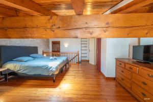 Posteľ alebo postele v izbe v ubytovaní Au cœur de Bruniquel - Magnifique villa en pierres pour 7 personnes - Piscine privée - Poêle - Vue imprenable sur le village - Jardin - Garage
