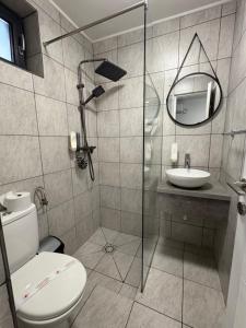 ein Badezimmer mit Toilette und Waschbecken in der Unterkunft AnA in Constanţa