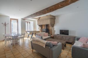 Μια τηλεόραση ή/και κέντρο ψυχαγωγίας στο LE RELAIS DU ROY - Maison proche Cholet et Puy dufou