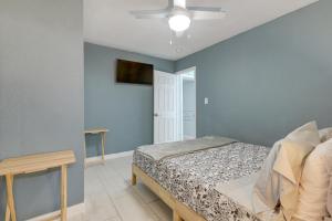Un dormitorio con una cama y una mesa dentro. en 5 Mi to Boat Cruises! WPB Retreat with Pool Access, en West Palm Beach