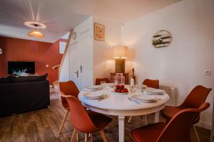 a dining room with a white table and chairs at Maison Segrais - 6 pers - jardin - Vaugueux - Abbaye in Caen +31 photos