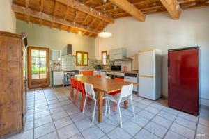 Kuchyňa alebo kuchynka v ubytovaní Au cœur de Bruniquel - Magnifique villa en pierres pour 7 personnes - Piscine privée - Poêle - Vue imprenable sur le village - Jardin - Garage