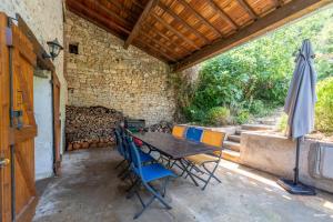 Patio alebo iná vonkajšia časť ubytovania Au cœur de Bruniquel - Magnifique villa en pierres pour 7 personnes - Piscine privée - Poêle - Vue imprenable sur le village - Jardin - Garage