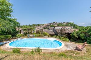 Bazén v ubytovaní Au cœur de Bruniquel - Magnifique villa en pierres pour 7 personnes - Piscine privée - Poêle - Vue imprenable sur le village - Jardin - Garage alebo v jeho blízkosti