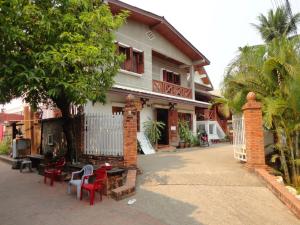 琅勃拉邦3 days tour to visit surroundings of Luang Prabang的前面有红色椅子的房子
