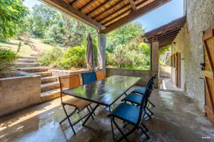 Balkón alebo terasa v ubytovaní Au cœur de Bruniquel - Magnifique villa en pierres pour 7 personnes - Piscine privée - Poêle - Vue imprenable sur le village - Jardin - Garage