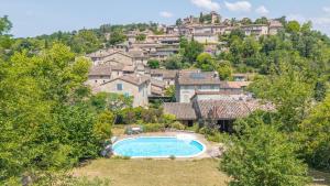 Bazén v ubytovaní Au cœur de Bruniquel - Magnifique villa en pierres pour 7 personnes - Piscine privée - Poêle - Vue imprenable sur le village - Jardin - Garage alebo v jeho blízkosti