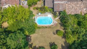 Bazén v ubytovaní Au cœur de Bruniquel - Magnifique villa en pierres pour 7 personnes - Piscine privée - Poêle - Vue imprenable sur le village - Jardin - Garage alebo v jeho blízkosti