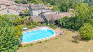 Bazén v ubytovaní Au cœur de Bruniquel - Magnifique villa en pierres pour 7 personnes - Piscine privée - Poêle - Vue imprenable sur le village - Jardin - Garage alebo v jeho blízkosti