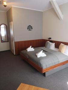 Ein Bett oder Betten in einem Zimmer der Unterkunft Hotel Burgblick Meißen