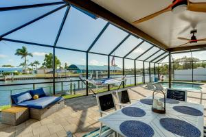 una casa de cristal con piscina y hamaca en Canal-Front Home with Private Dock in Port Charlotte, en Port Charlotte