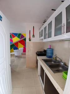 Kuchyň nebo kuchyňský kout v ubytování VILLA CON PISCINA en los jardines Boca Chica