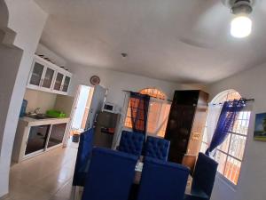 Kuchyň nebo kuchyňský kout v ubytování VILLA CON PISCINA en los jardines Boca Chica