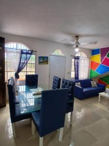Posezení v ubytování VILLA CON PISCINA en los jardines Boca Chica