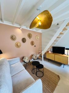 a living room with a white couch and a gold ceiling at Le petit Cosy in Le Touquet-Paris-Plage