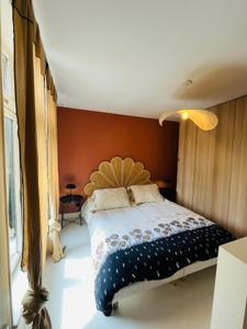 a bedroom with a bed in a room at Le petit Cosy in Le Touquet-Paris-Plage
