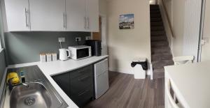Dapur atau dapur kecil di Newly Refurbished, Cosy Flat Minimum 2 nights