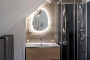 ein Badezimmer mit Waschbecken und Spiegel in der Unterkunft T2 Contemporain idéalement situé in Briançon + 15 Fotos