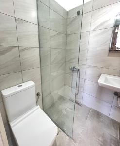 Koupelna v ubytování Sunny Days Hotel + 21 fotografií