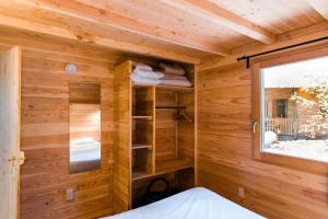 Huttopia Les Deux Lacs - Laurentides客房内的一张或多张床位