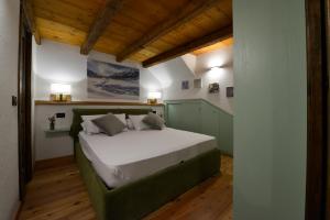 Un dormitorio con una cama en una habitación con techos de madera. en Avenue des Thermes, en Pré-Saint-Didier