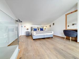 Una cama o camas en una habitación de Hideout Villas, 3 Bedrooms, free parking, garden area, terrace