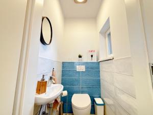 Un baño de Hideout Villas, 3 Bedrooms, free parking, garden area, terrace 37 fotos más